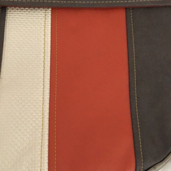 BRAND NEW METALLIC AND COLOR  BLOCK MESSENGER BAG - Picture 4 of 8